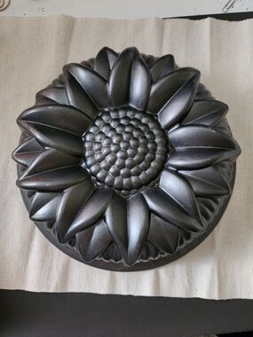 Sunflower Bundt Cake Pan - Nordic Ware